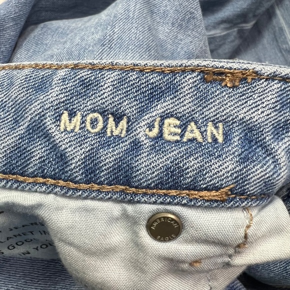 👖|•AMERICAN EAGLE•| Mom Jean High Rise Distressed Size 16 Long👖 - Picture 4 of 5